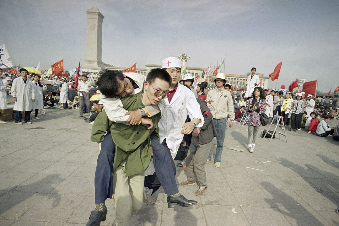 1989年5月16日,一名北京大學生在天安門絕食抗議的第三天倒下。