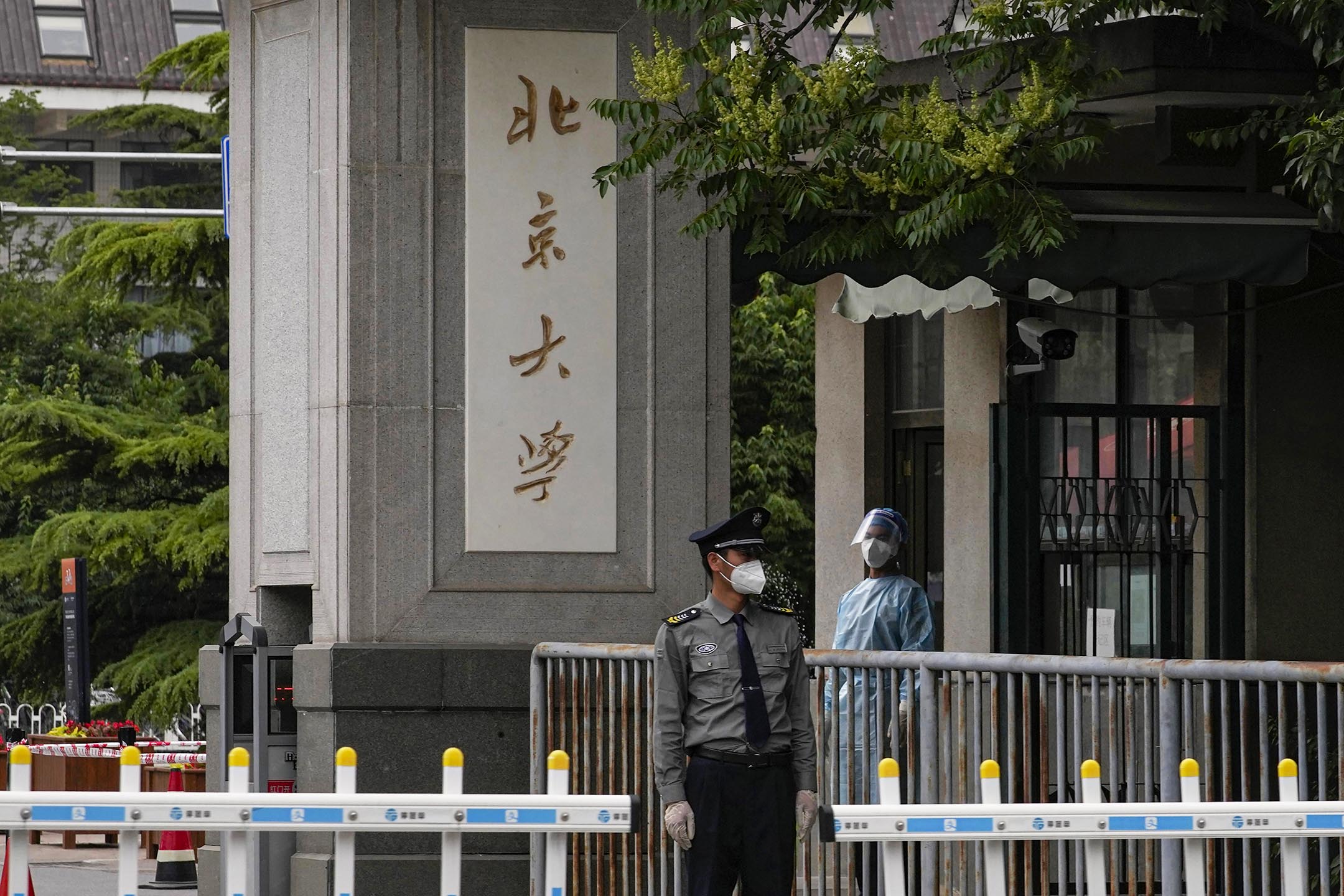 2022年5月17日,北京大學主校區的一個入口處,保安和防疫人員在門口站崗。