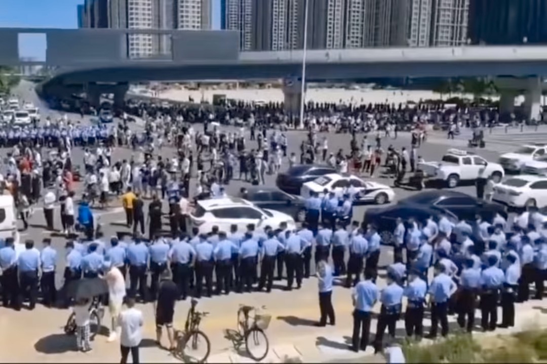 2022年6月1日,燕郊居民到街頭示威,大批公安到場。