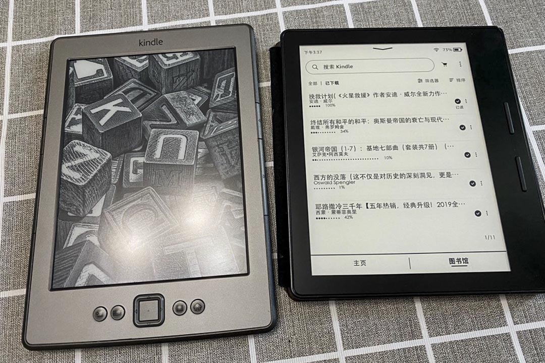 阿凌于2012年购于亚马逊英国网站的第一台Kindle(左),右图为Kindle Oasis。