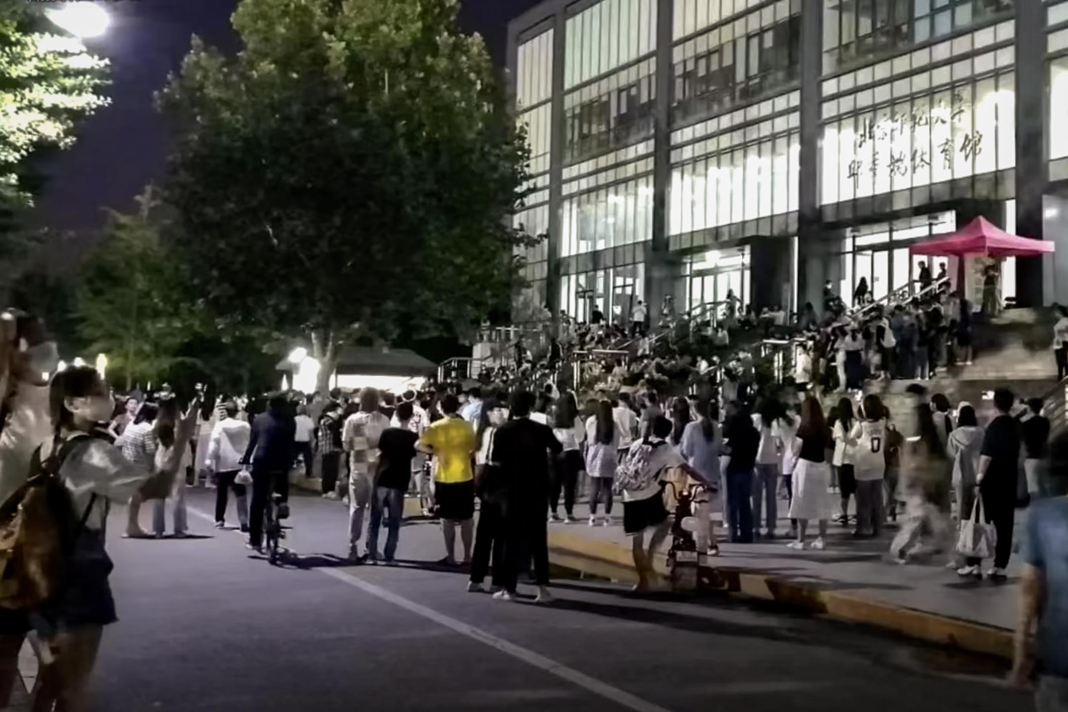 2022年5月24 日,北京師範大學,學生在校内示威。