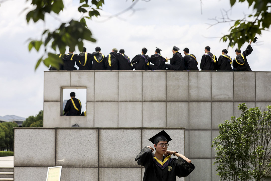 2020年6月19日,江蘇南京,大學畢業生身著畢業服合影留念。