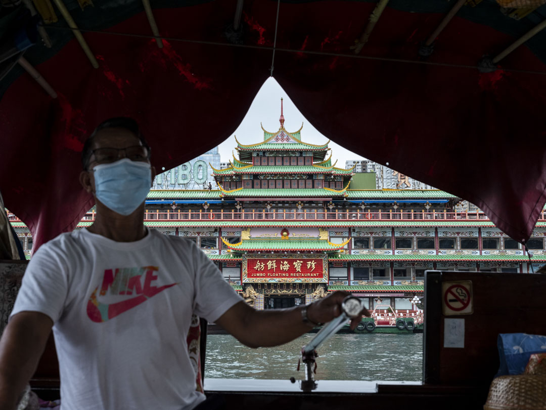 黃生在90年代來到深灣碼頭當舢舨戶,接載食客到珍寶去。一載便是30年。