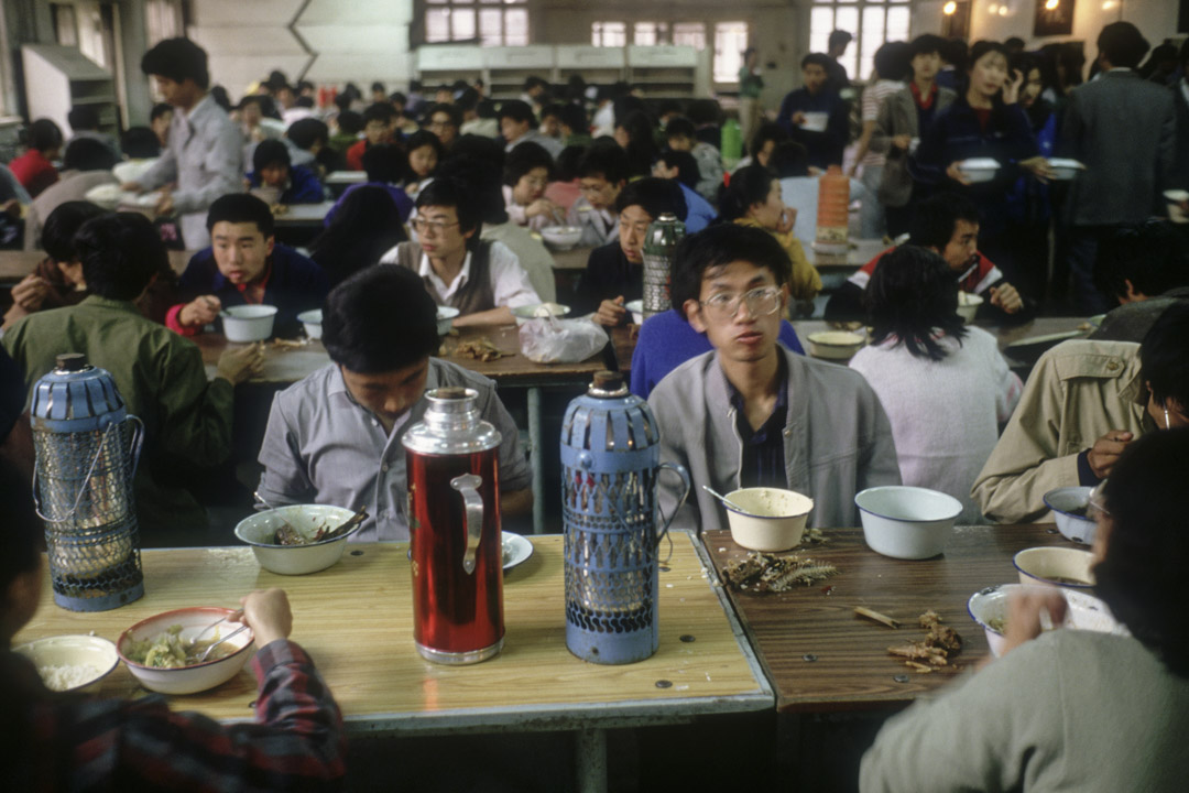 1989年5月11日,北京大學學生們在食堂吃飯。