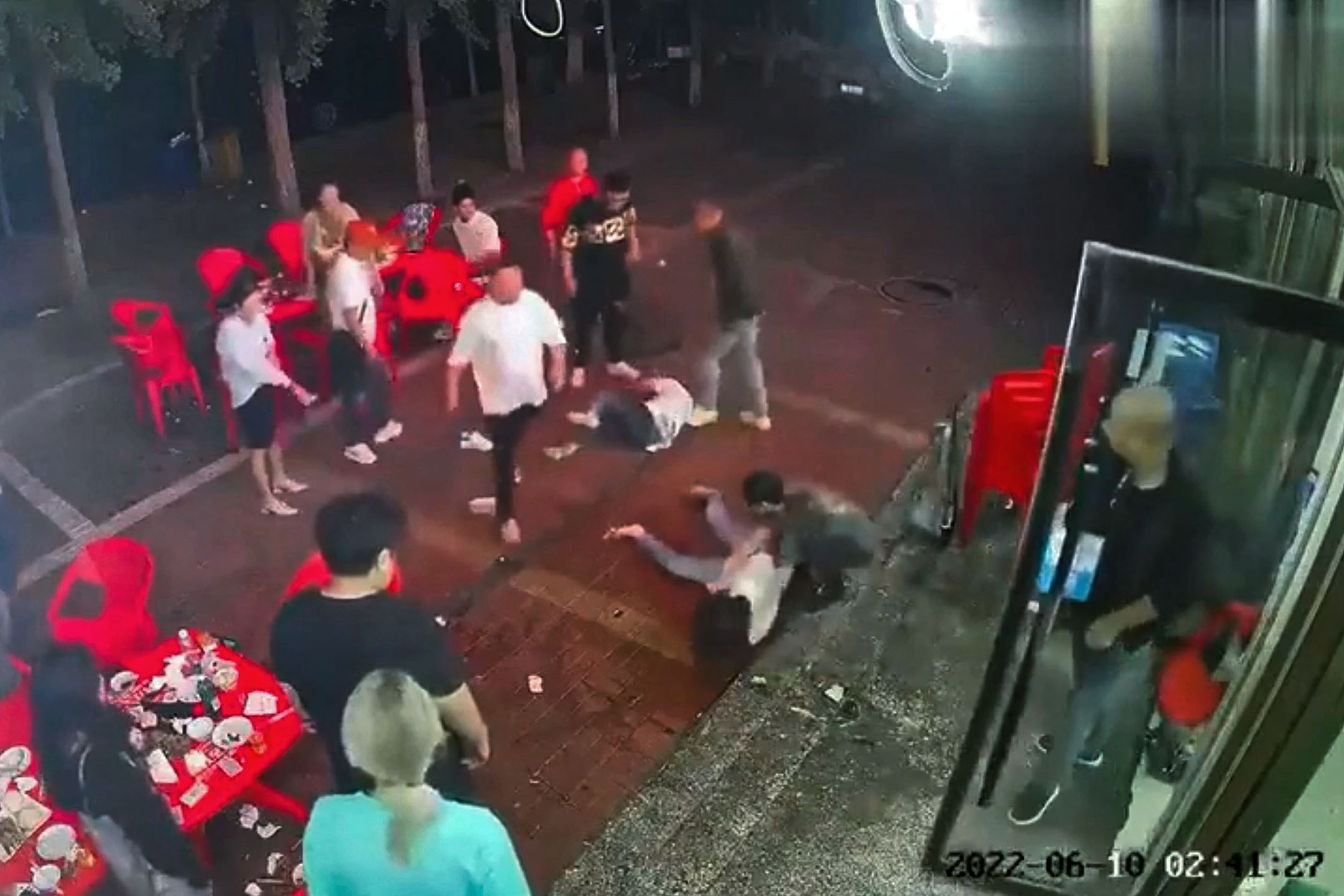 2022年6月10日,河北唐山机场路一家烧烤店发生冲突,多名男子对女子进行殴打。