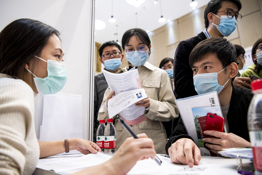 2021年3月17日,北京,清華大學畢業生戴著口罩參加爲期四天的年度校園招聘會。