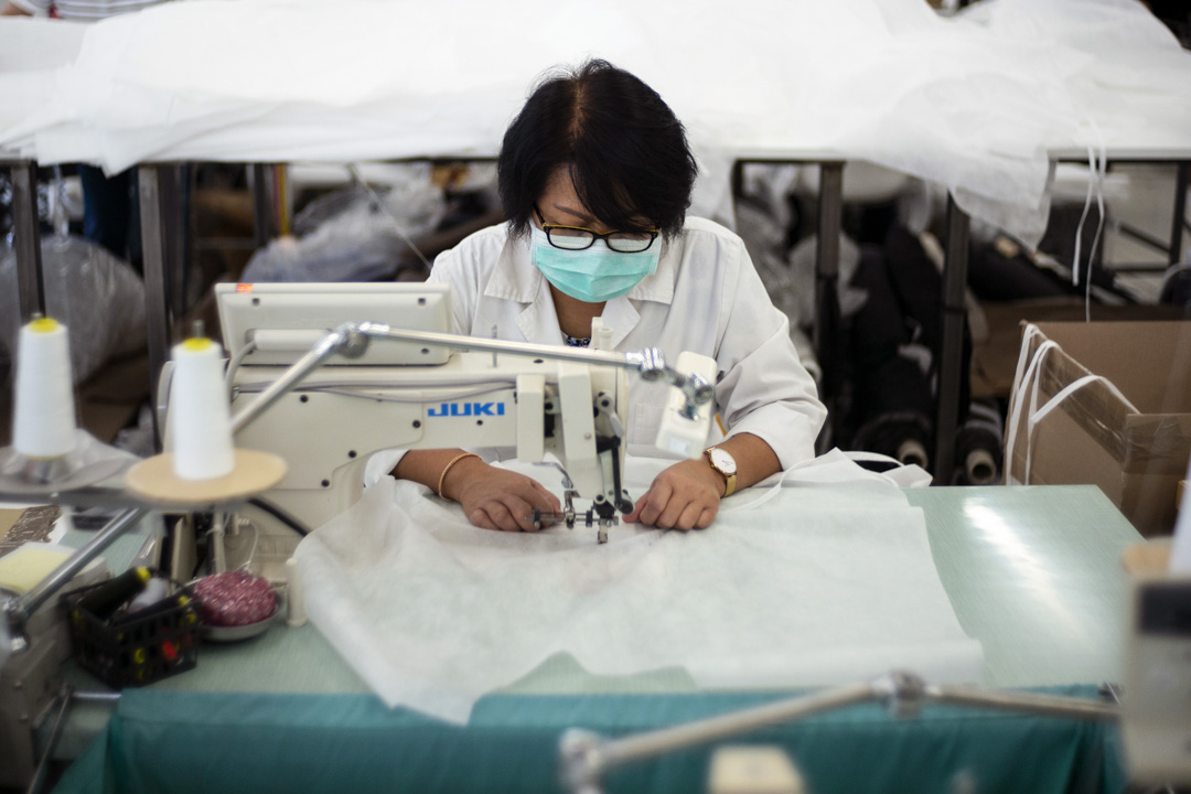 2020年4月25日,法國巴黎,一名戴口罩的婦女為醫療專業人員縫製口罩和防護服。