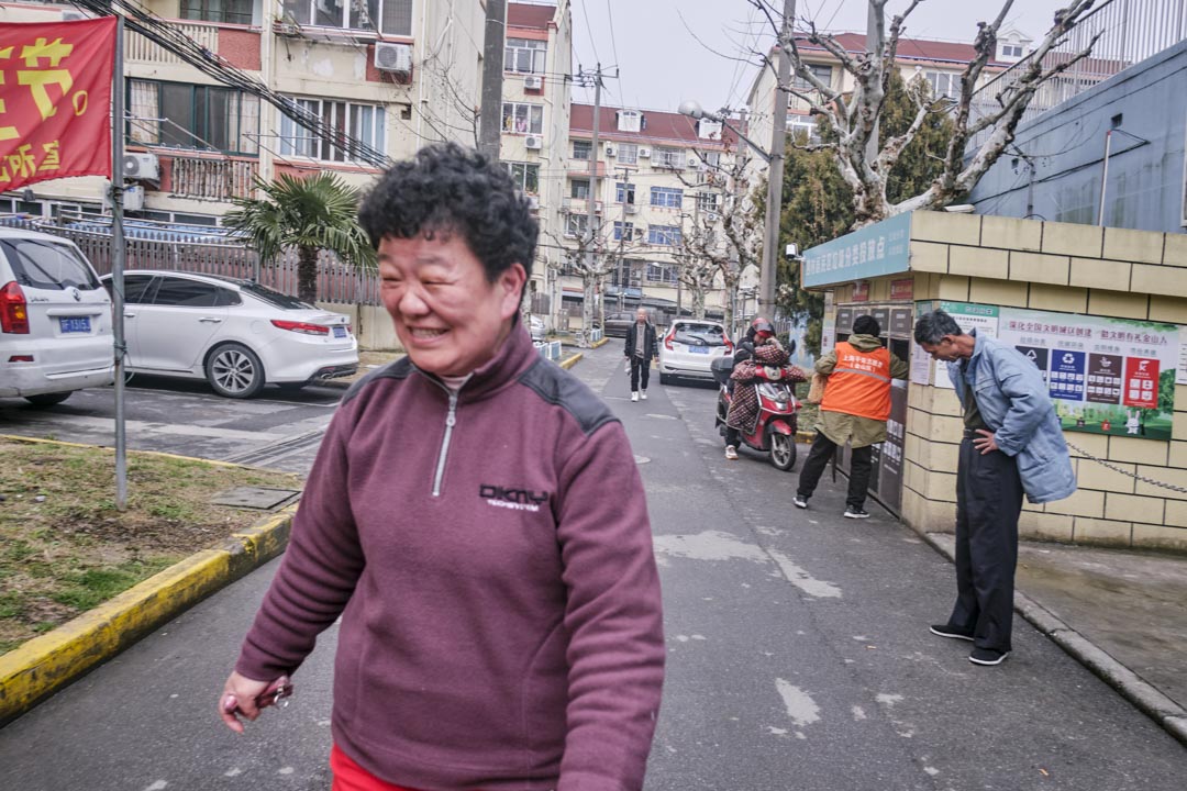 因为洗澡没时间准备午餐,蒋慧琴下楼去买,笑遇邻居。