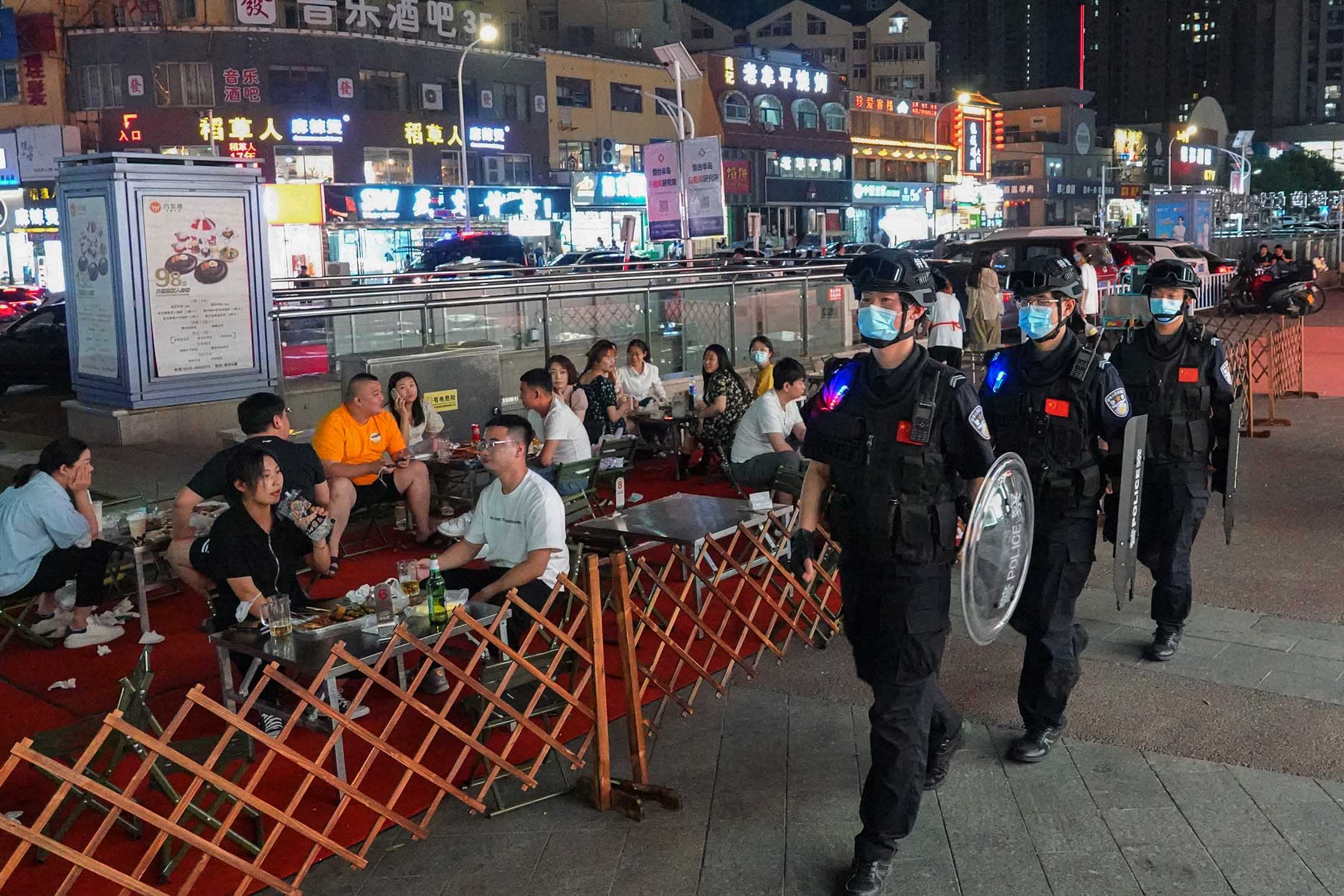 2022年6月12日,烟台市,特警在莱山区夜市执勤。