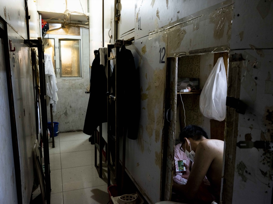 2022年6月23日,疫情期间,深水埗一间棺材房住户正在查看连花清瘟胶囊。