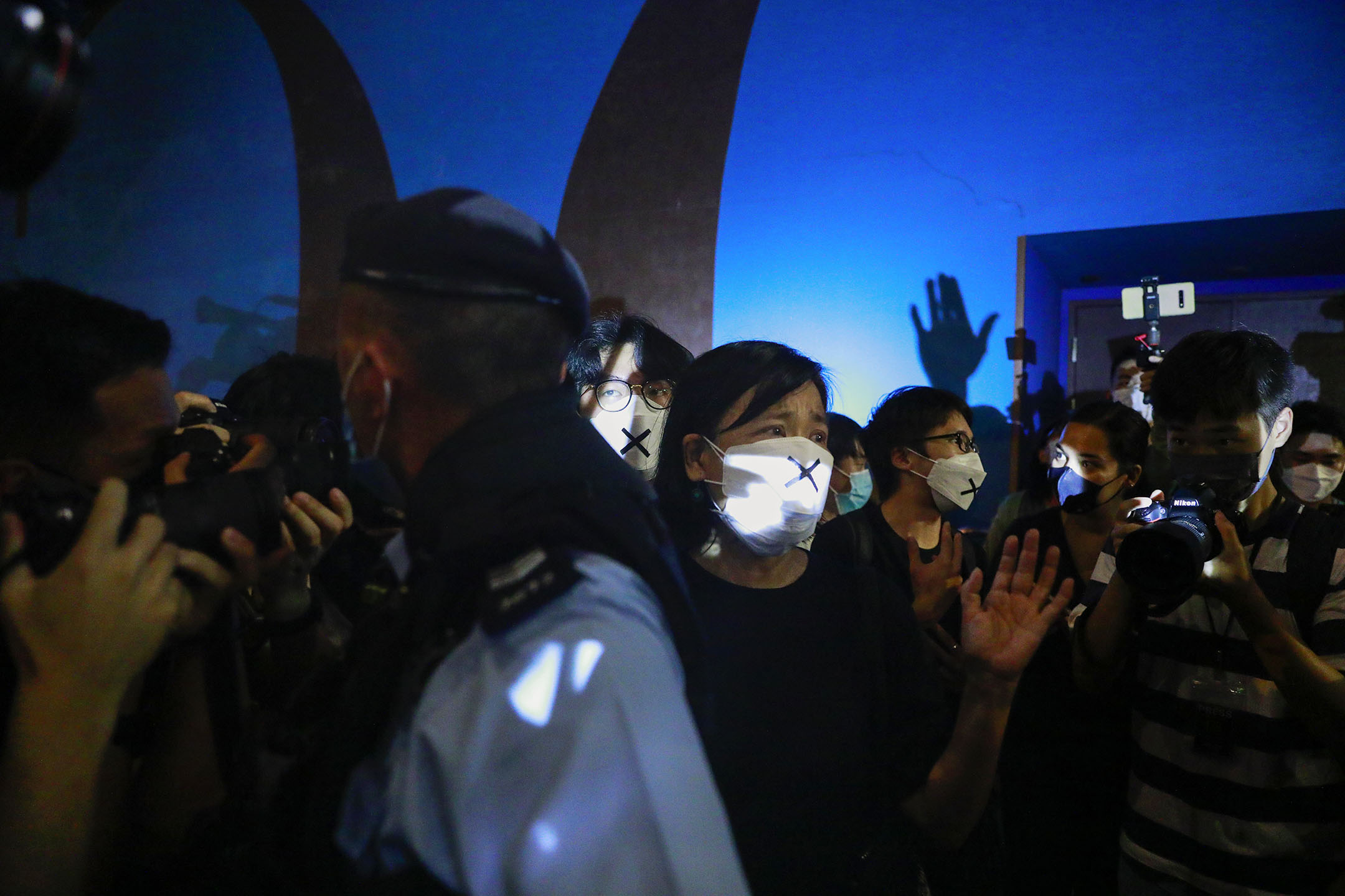 2022年6月4日，六四33週年，是香港維園沒有合法集會的第3年，亦是首次無人申請舉辦集會。戴上印有交叉的口罩的社民連主席陳寶瑩在銅鑼灣進行默站，數分鐘後即被警察要求離開。