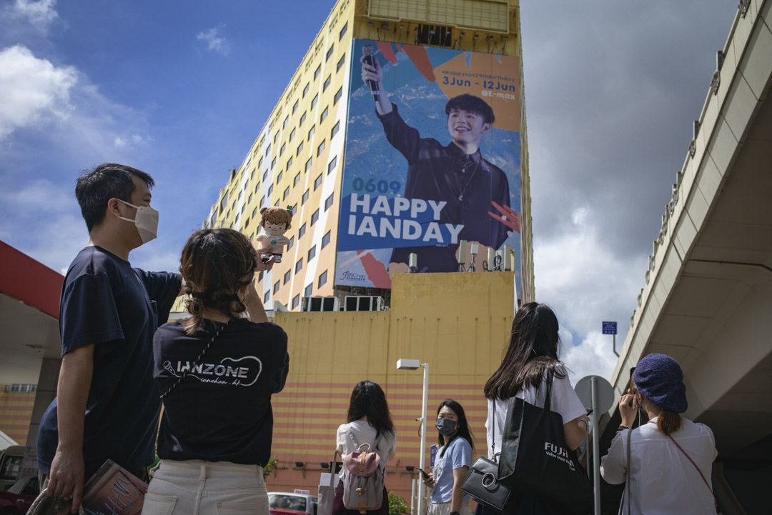 陈卓贤(Ian)六月生日,歌迷会为他于商场举办展览,粉丝与他的洋娃娃合照。