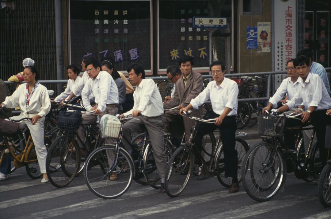 1993年10月,上海,市民在路上騎單車上班。