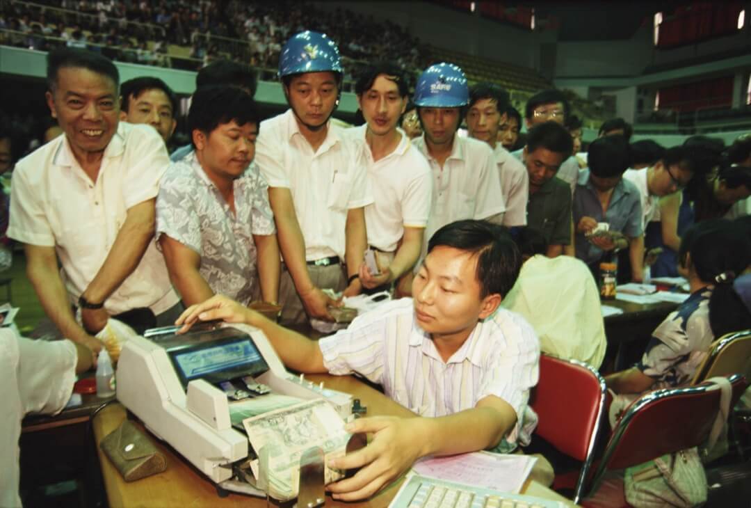 1993年,上海,市民在一個交易所買股票。