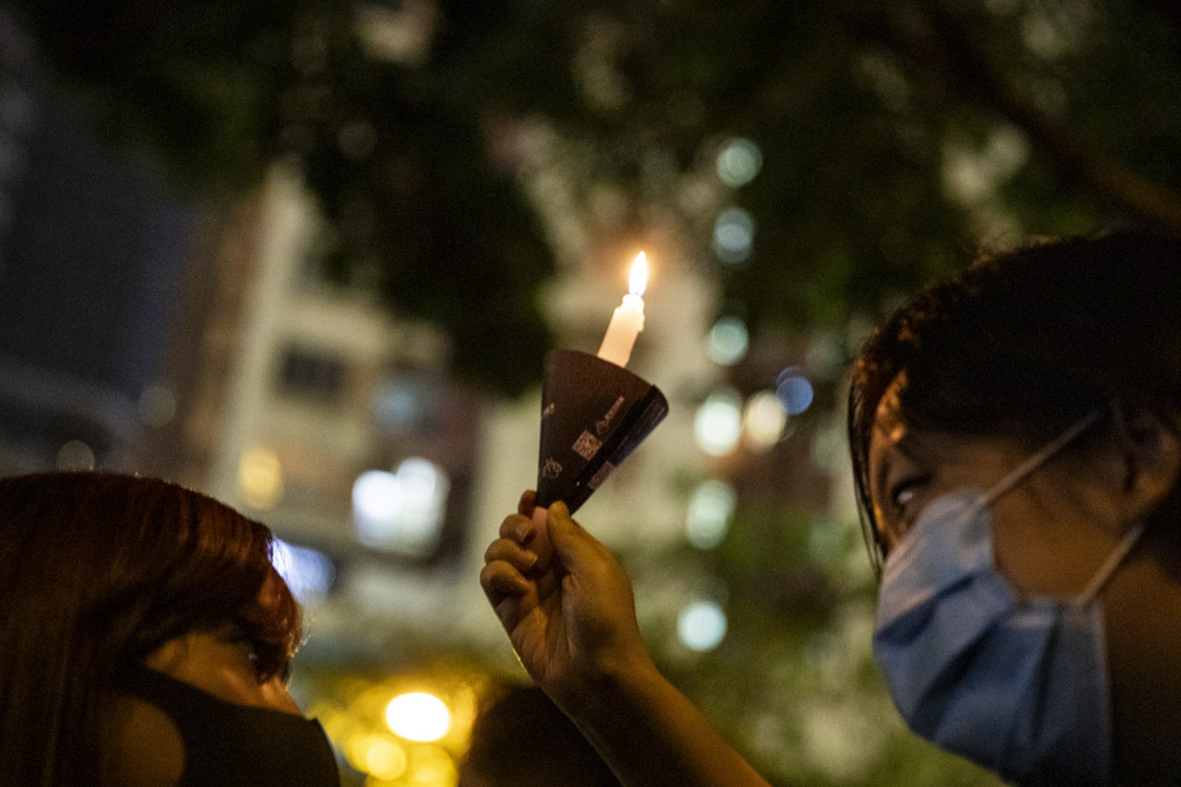 2021年6月4日,香港警方连续第二年禁止悼念六四合法集会。当晚警方于晚上8时在维园外向人群作出驱散,零星的烛光只能在维园足球场附近亮起。