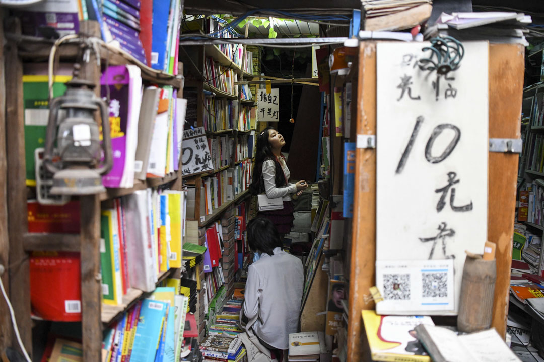2022年4月23日,长沙,一名顾客在一家自助书店里选购书籍。