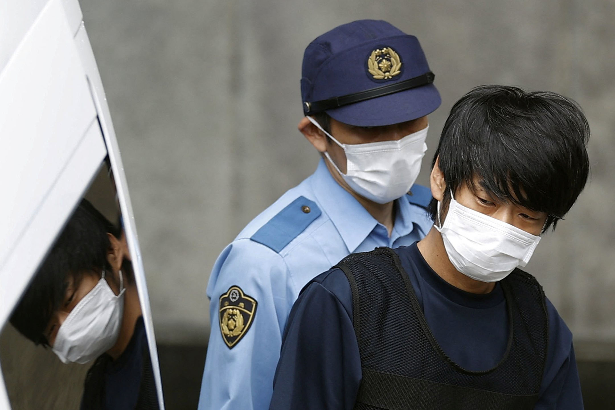 2022年7月10日,日本奈良市,涉嫌殺害日本前首相安倍晋三的山神哲也在被一名警察押送至檢察機關。