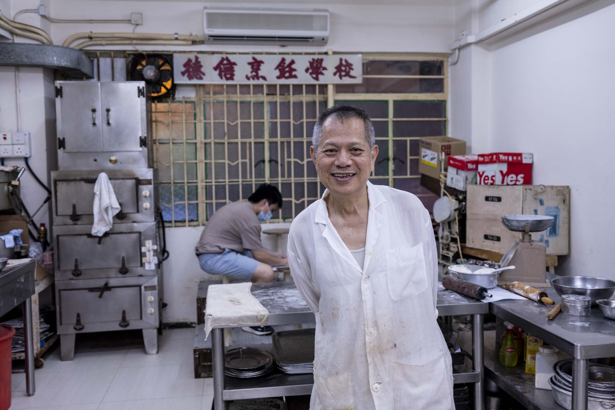 1980年代,陈华炼在加拿大港式茶餐厅工作,但工作太辛苦,他半年后回港。“我们过去赚钱而已,(老板说)帮你办移民, 办什么,不了。”