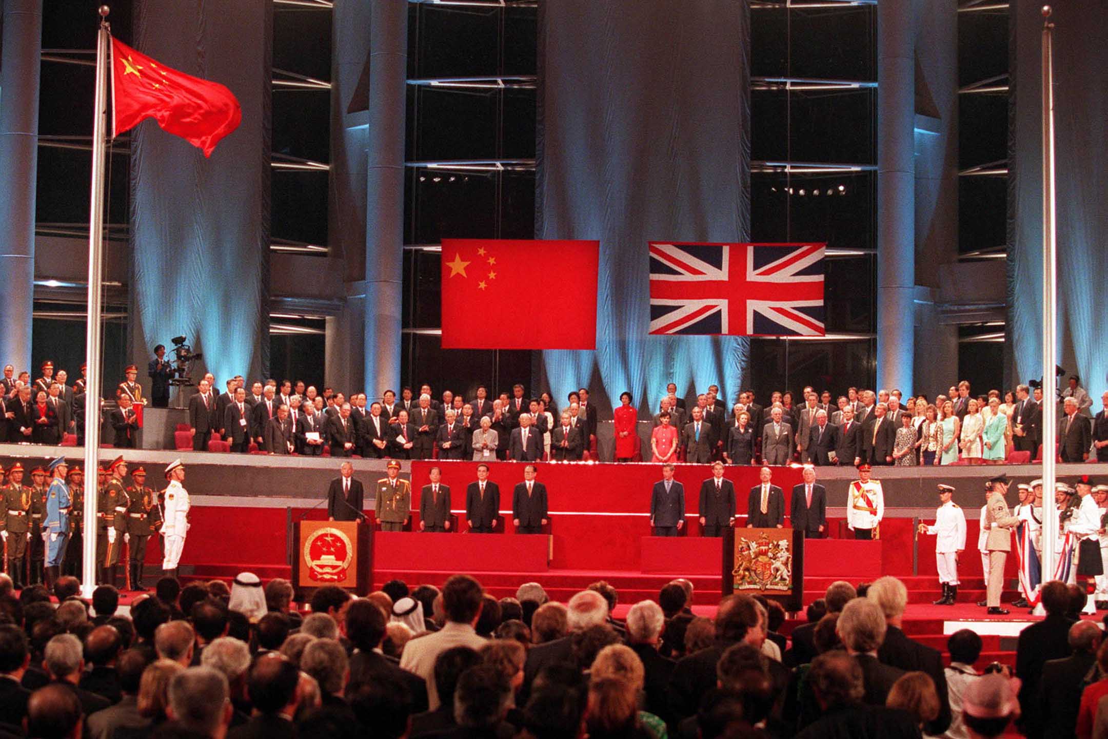 1997年7月1日,中英交接儀式上,香港在經歷了 156 年的英國殖民統治後,於午夜回歸。