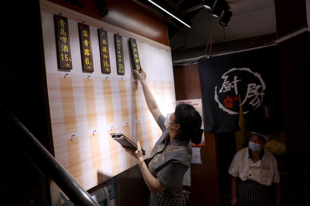 2022年6月28日,中國上海,有餐廳為解封後重新開業作準備。