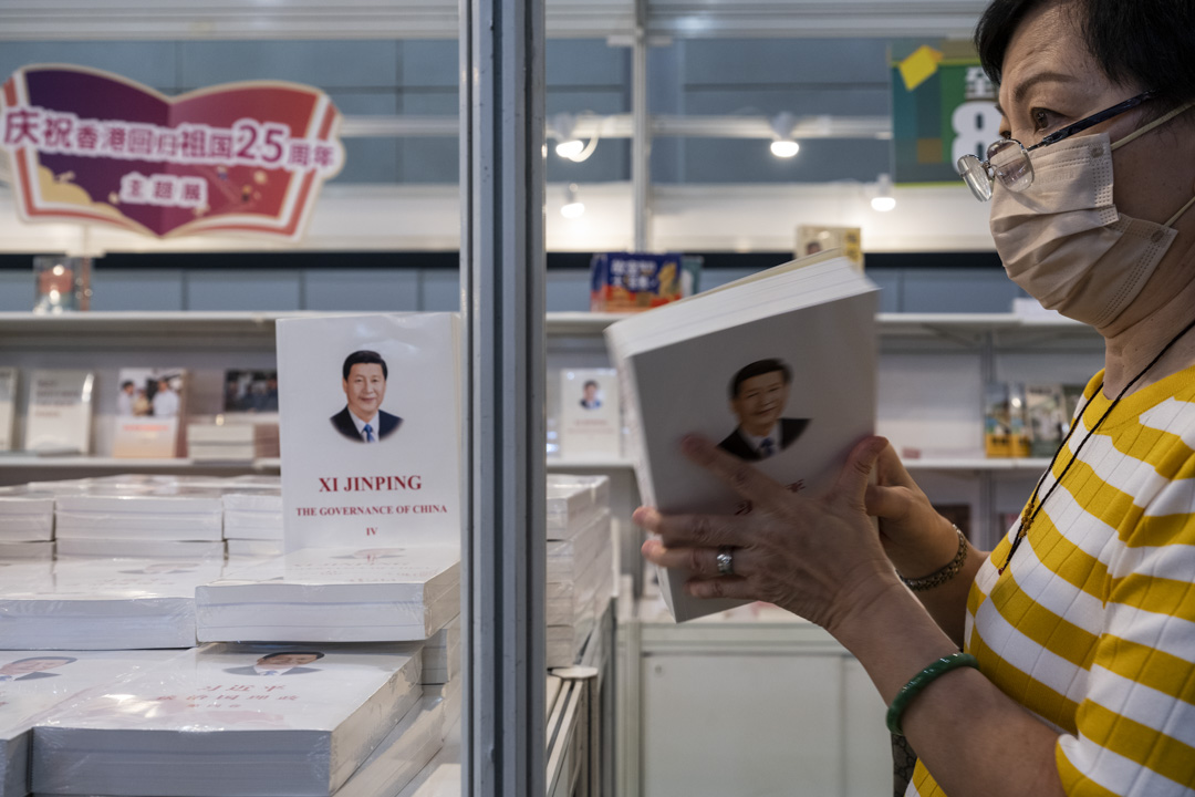 2022年7月22日,第32屆香港書展,不少大型連鎖書店的攤位都在顯眼處擺放有關國家主席習近平的書籍。