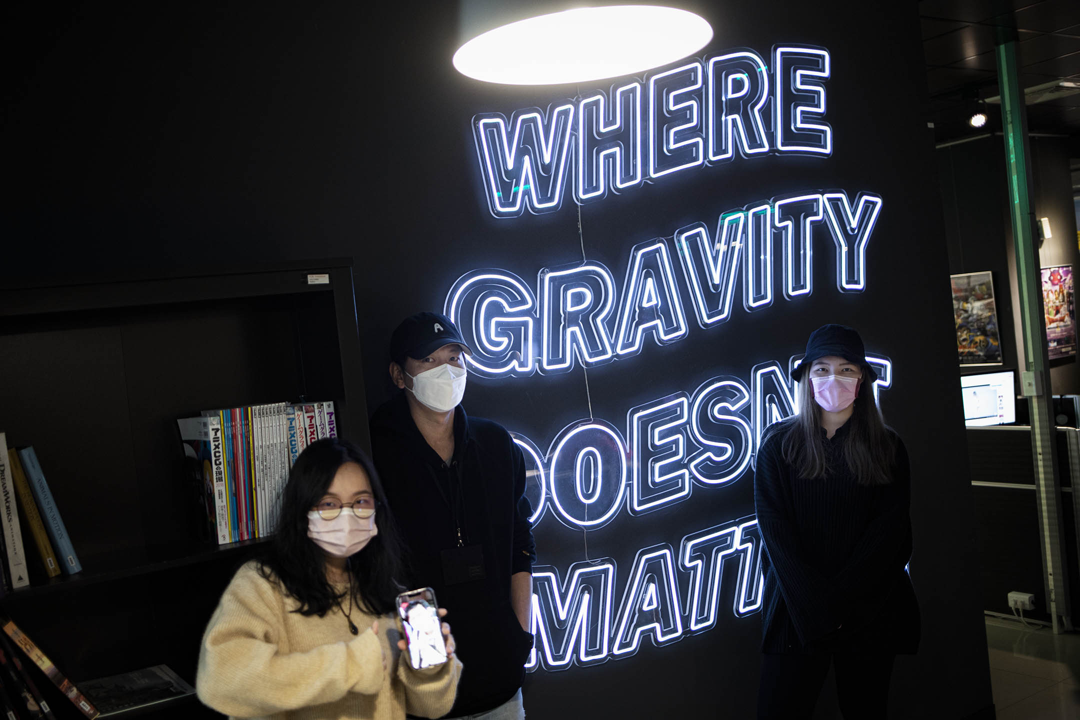 NAS動畫工作室成立阿尼尛品牌,從2020年開始在臉書、IG等社群推出圖文,其中三名成員:海編、製作人楊博晴、行銷專員黃子寧。