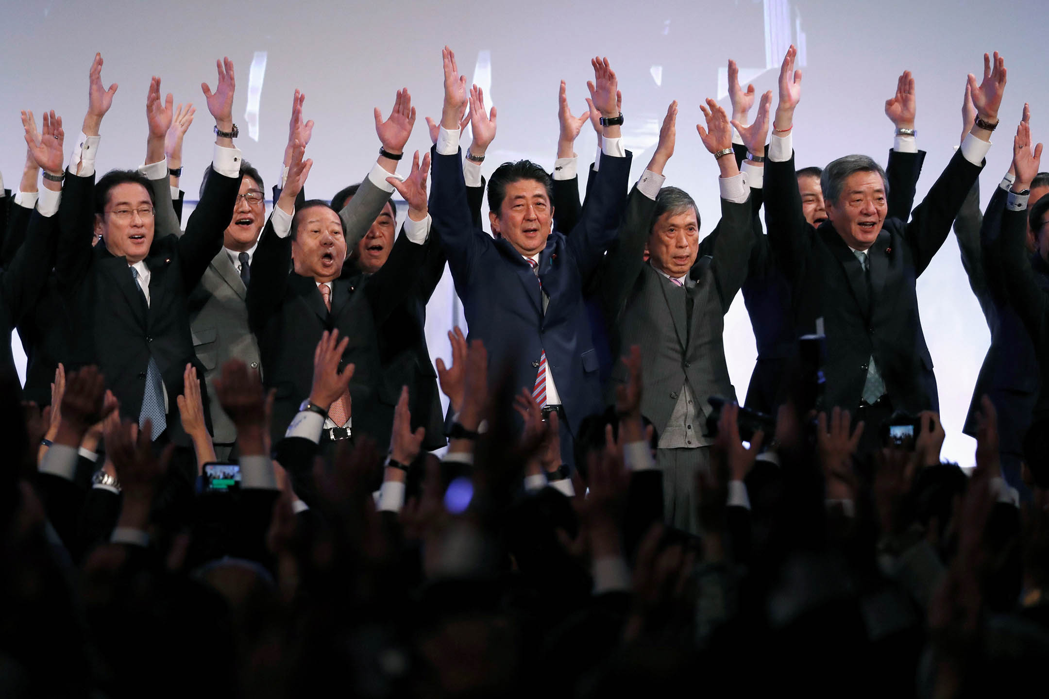 2018年3月25日,東京舉行的自民黨大會上,日本首相安倍晉三同時也是自民黨領導人,與自民黨成員舉手時高喊“萬歲”。