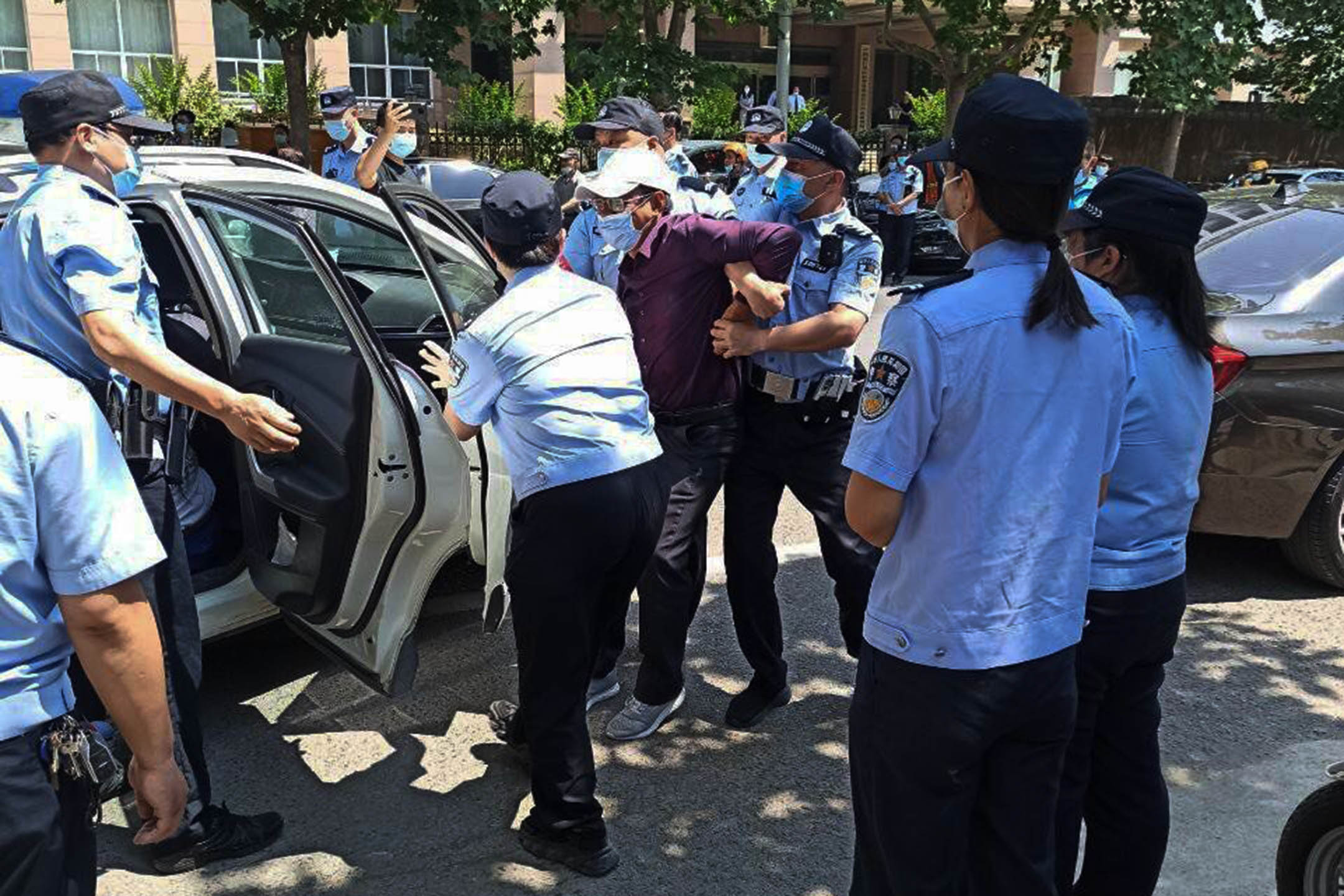 2022年5月,鄭州儲戶到河南銀保監局門口抗議,被警察帶上警車。