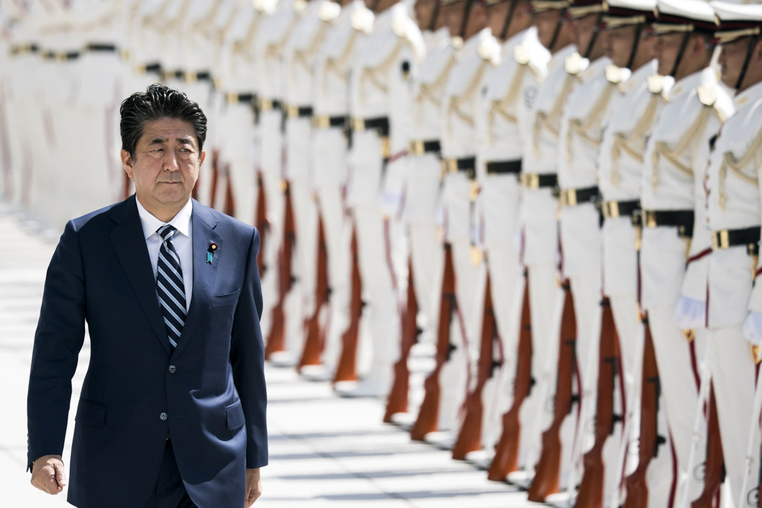 2019年9月17日,东京,日本首相安倍晋三在自卫队高级军官会议前视察仪仗队。 安倍承诺在改组内阁后,将推动修改宪法第 9 条中的自卫队规定。