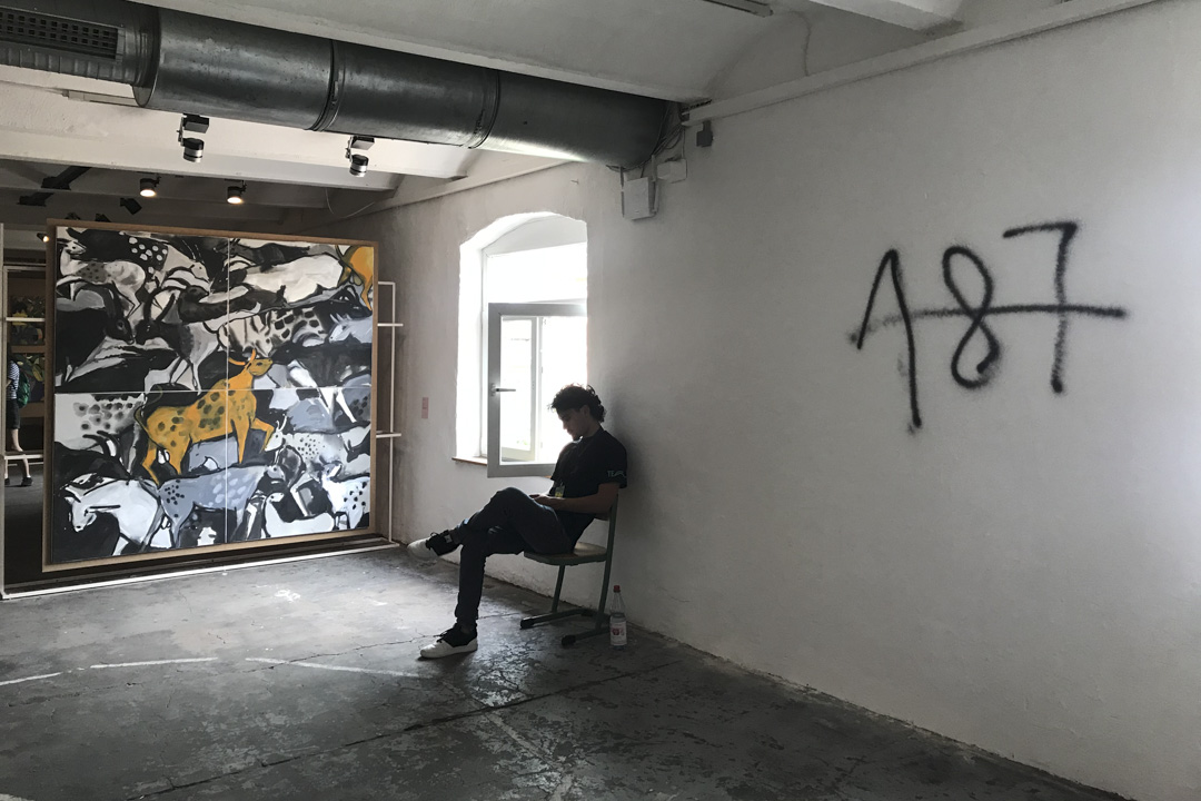 藝術家團體「The Question of Funding」作品展出的場地 WH22 被人噴上涉及極端反移民與種族歧視、帶有死亡威脅意涵的「187」字樣。
