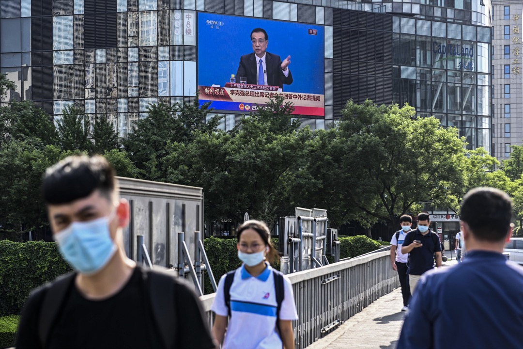 2020年5月,中国首都北京,市内一个显示屏播放着国务院总理李克强在记者会上回答提问。