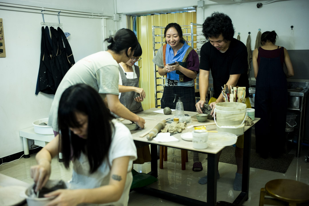为了补充早前耗损的餐具,一行人来到朱凯丁在上水经营的圆朴陶舍,赶工制作碗碟。