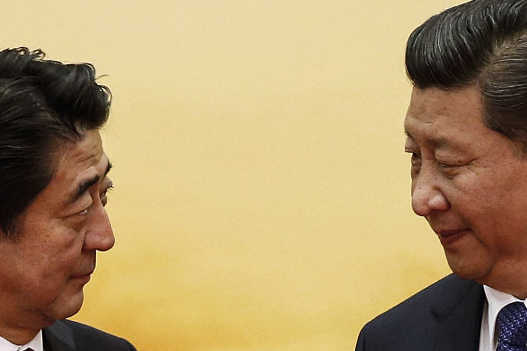 2014年11月11日,北京举行的亚太经合组织(APEC)论坛欢迎仪式上,日本首相安倍晋三会见国家主席习近平。