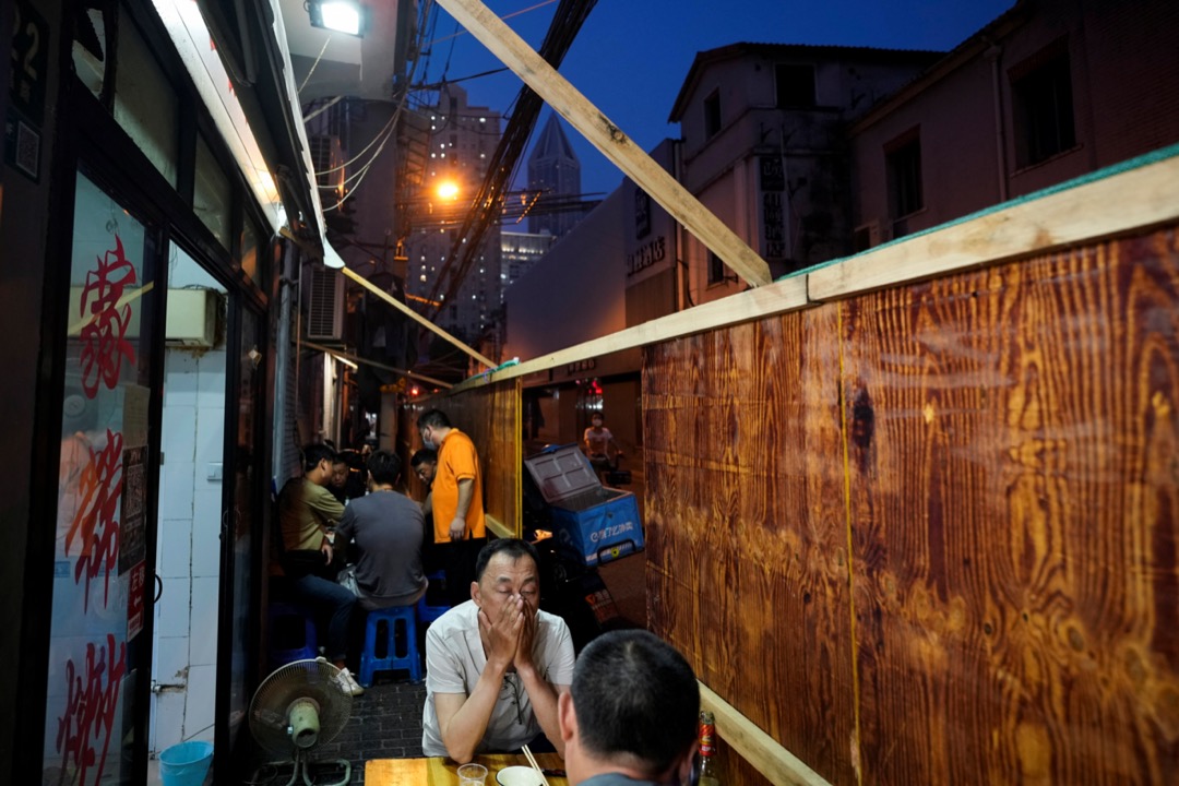 2022年6月17日，中國上海，部分封城措施持續，有食客光顧圍板內的餐廳。