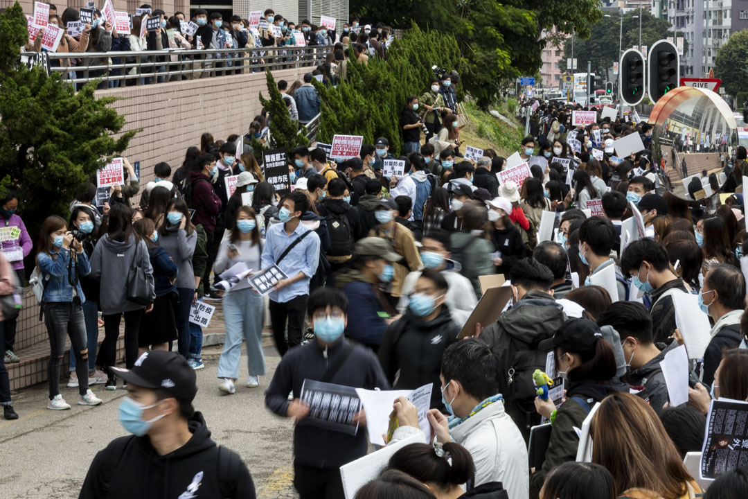 2020年2月4日,医管局员工阵线宣布进入第二阶段罢工,多个工会到医管局大楼发起请愿活动, 以“一人一信”方式要求医管局向港府施压全面封关。