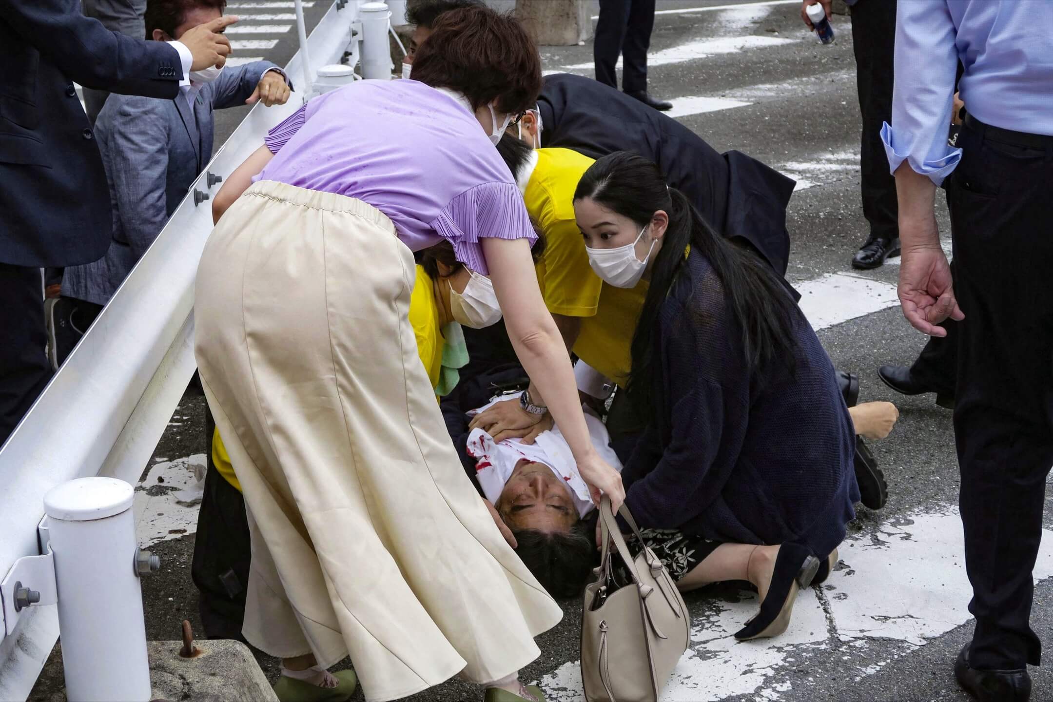 2022年7月8日,日本奈良市,前首相安倍晉三為自民黨在即將舉行的參議院選舉進行拉票活動時遭槍擊倒地。