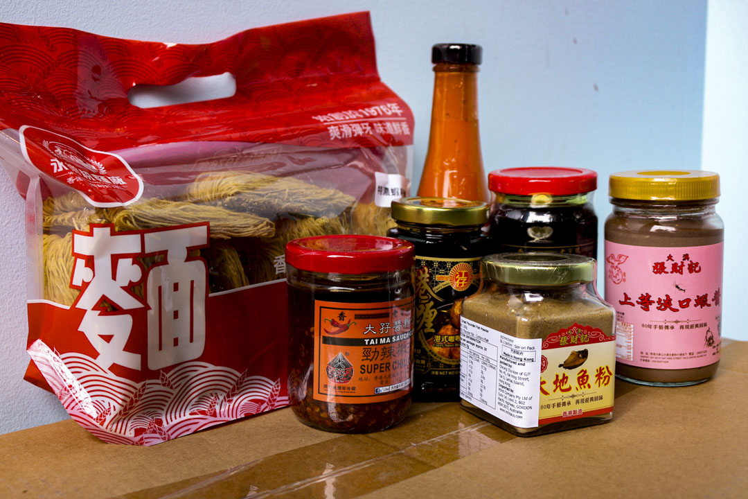 「港製作」賣的香港本地製造的醬油和麵。