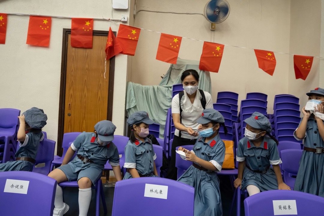2022年7月1日,香港,有學校舉行表演慶祝香港主權移交中國25週年,參演學生穿上紅衛兵服裝。
