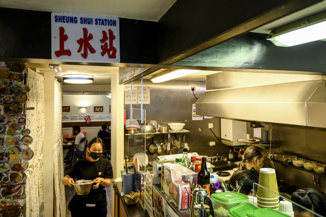 2019年末,有几个少年人在店内吃着干炒牛河泪流满面。现在,他们有些移居到别的地方生活、读书,和贤哥贤贤嫂仍有联络。