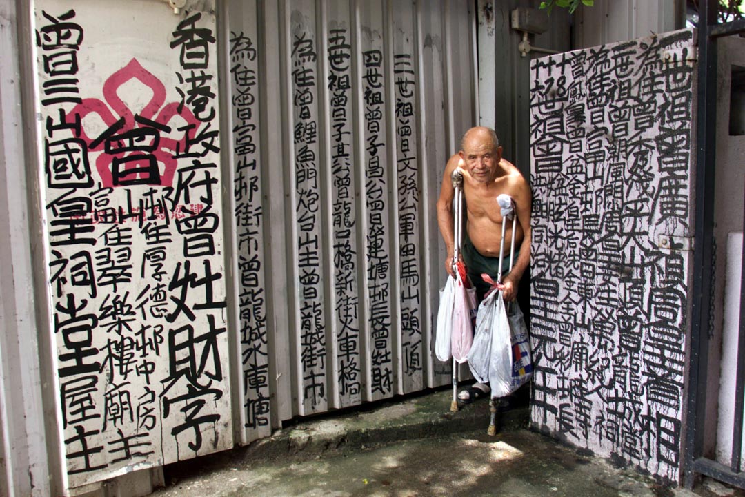 1999年8月15日,曾灶財在香港中央圖書館的建築工地展示他的著作。