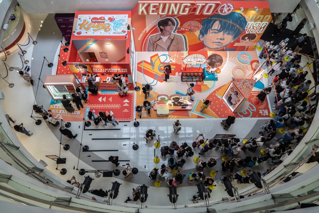 2022年4月24日,香港,MIRROR成員姜濤的粉絲在商場舉行慈善義賣活動,吸引一眾支持者前來拍攝。