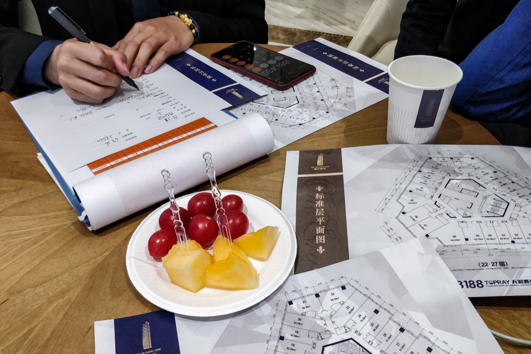 一名房產銷售員在推銷一個位於中山的樓盤。