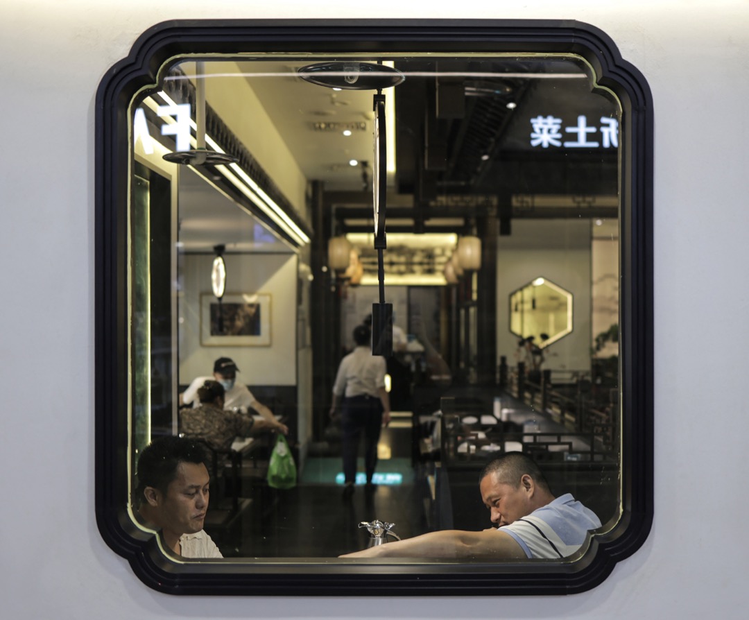2022年6月29日,中國上海,食客在解封後光顧商場內的餐廳。