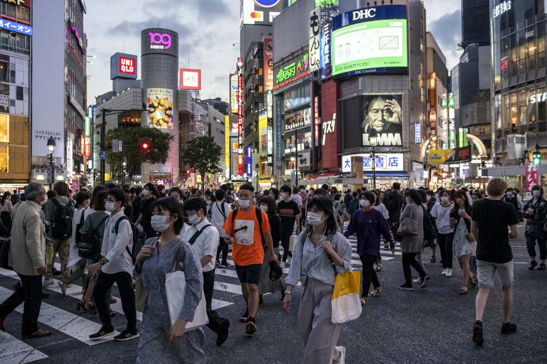 2020年6月23日,人们在东京穿过涩谷繁忙街头。
