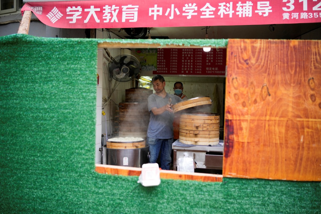 2022年6月11日，中國上海，有食店在封城期間仍然營業。