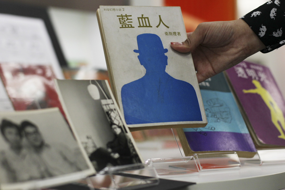 2013年7月4日,著名科幻作家倪匡的舊照片和手稿在香港書展上展出。