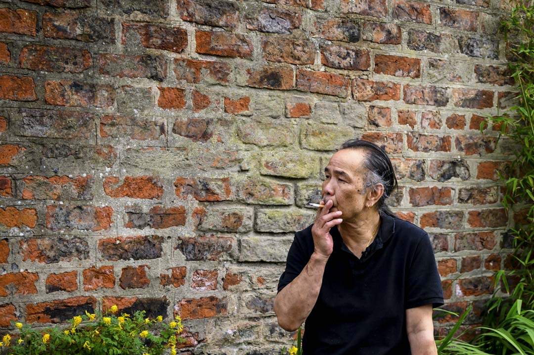 “我2003年来英国的时候也不怕,何况是现在。有什么好怕?煮到埋嚟就食佢。”贤哥说。