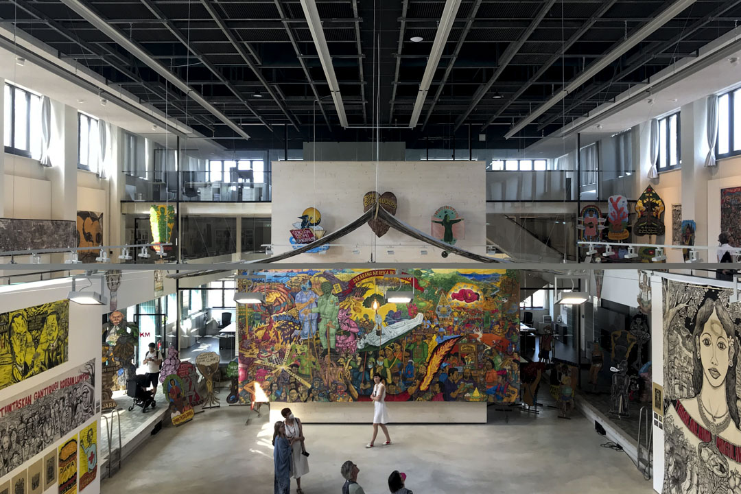 印尼藝術家團體稻米之牙的作品,於卡塞爾東郊廢棄的泳池 Hallenbad Ost 展出。