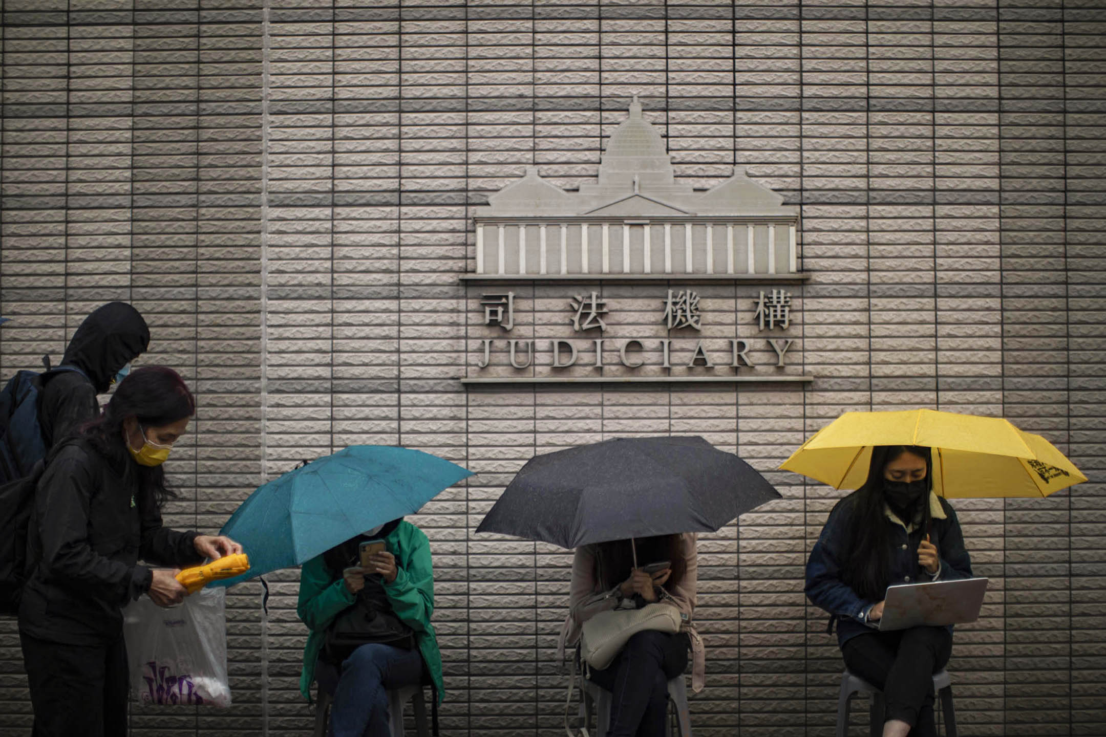 2021年3月4日,香港西九龍裁判法院,大批市民在法院外排隊等候進入法庭聽審。