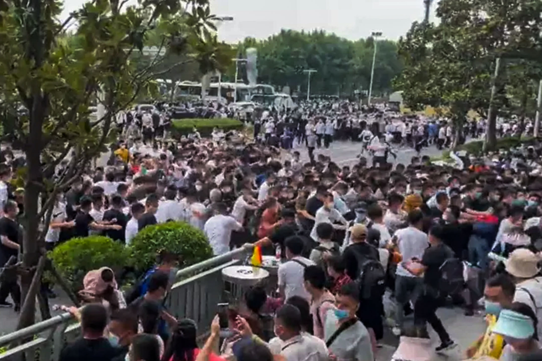 2022年7月10日,河南郑州,受害储户前往人民银行郑州分行外示威,一群穿著黑衣及白衣的人突然闯进示威群众内。